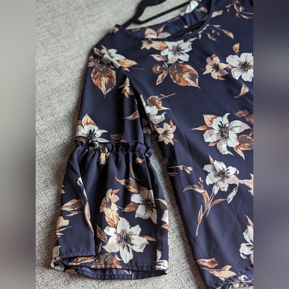 Beautiful floral top by Sienna Sky - Picture 1 of 9